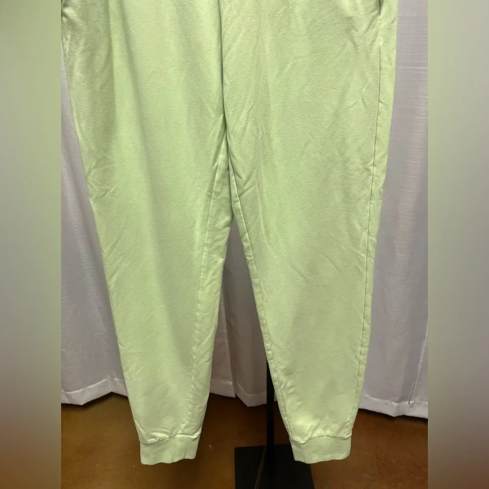 Alo Yoga Women's Unwind Sweatpants in neon lime | size Small